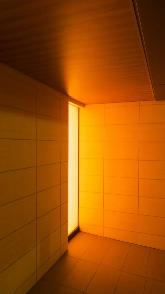 Aménagement intérieur moderne privilégiant la lumière naturelle et le confort thermique.
