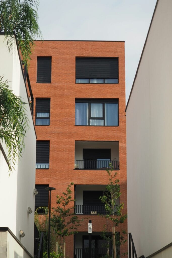 Façade d'un immeuble de logements collectifs en briques à Toulouse pour audit énergétique.